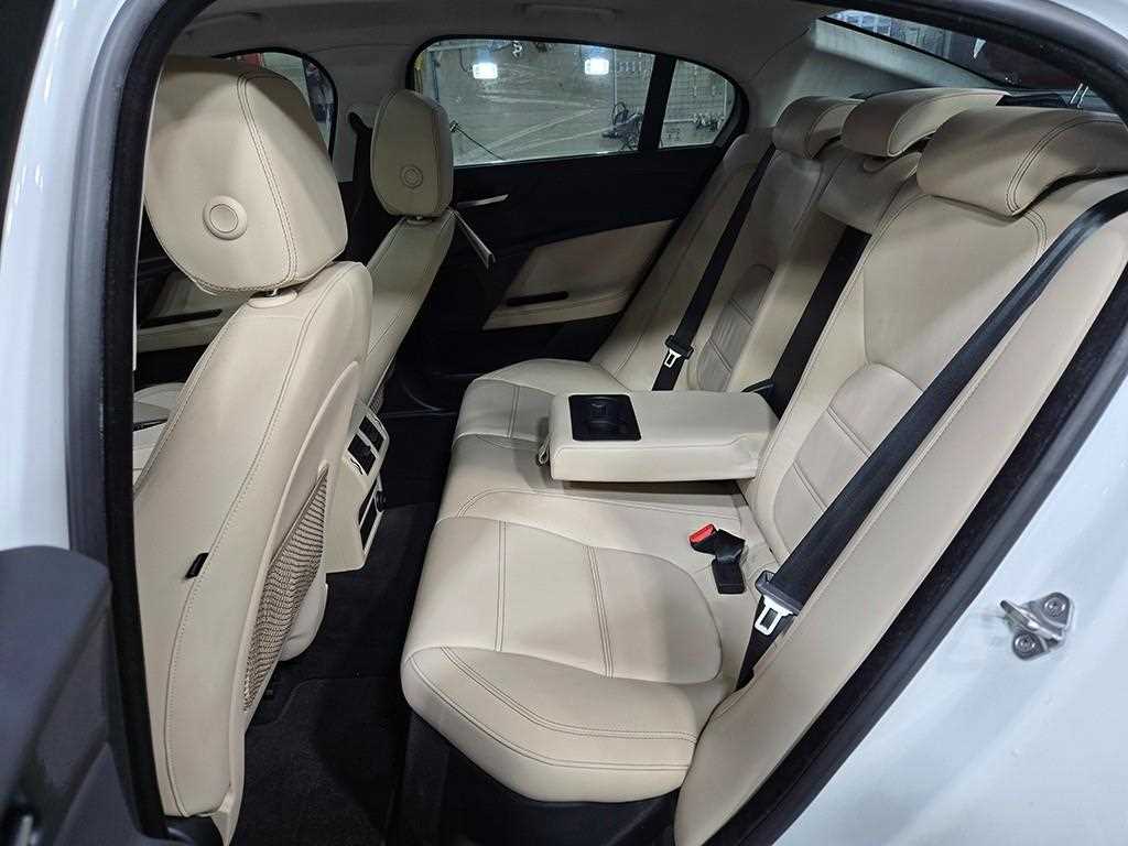 Jaguar XE — photo 06
