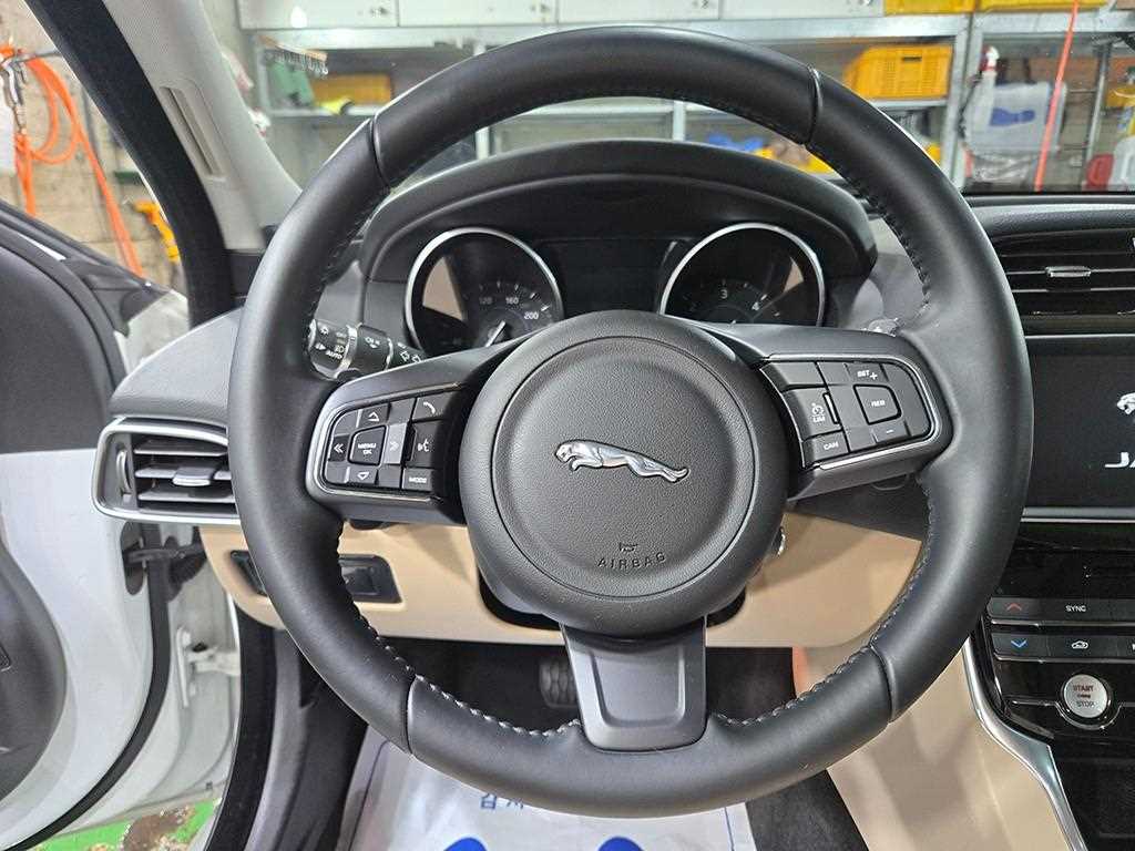 Jaguar XE — photo 07