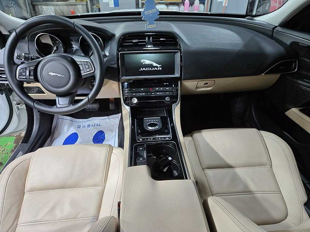 Jaguar XE — photo 09