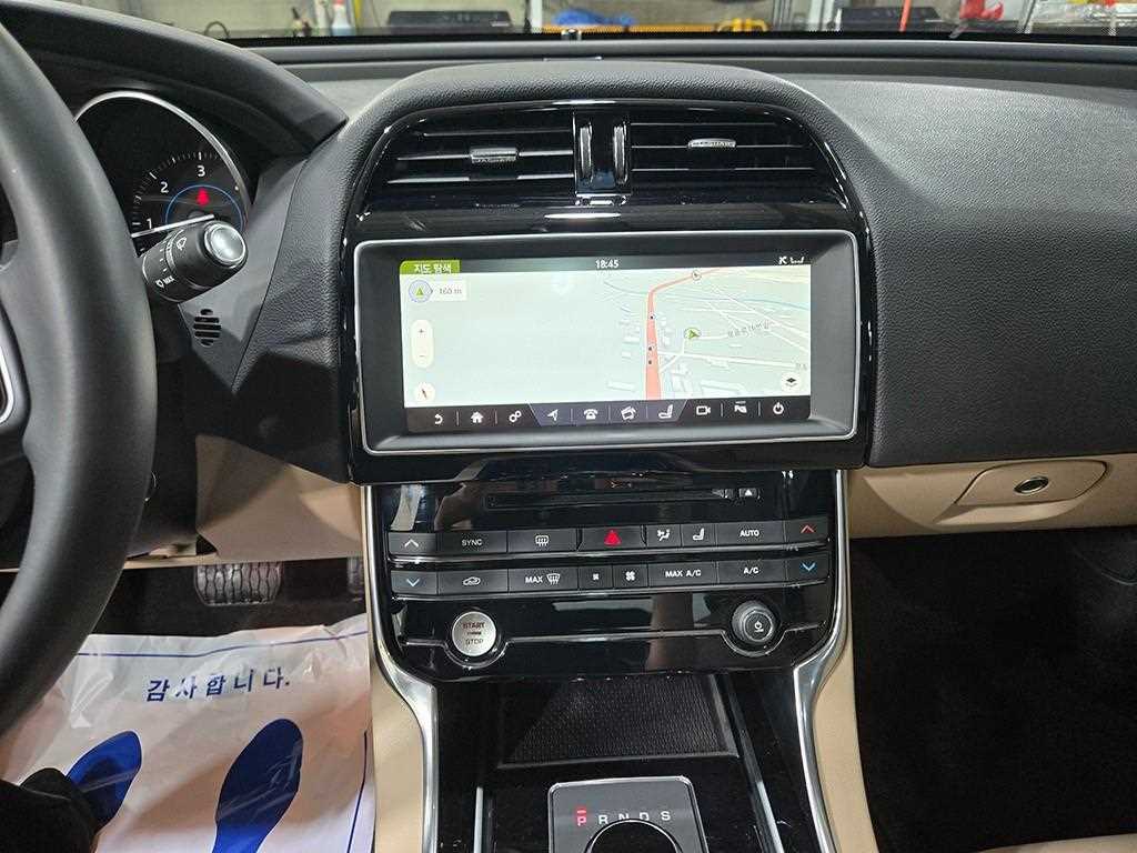 Jaguar XE — photo 10