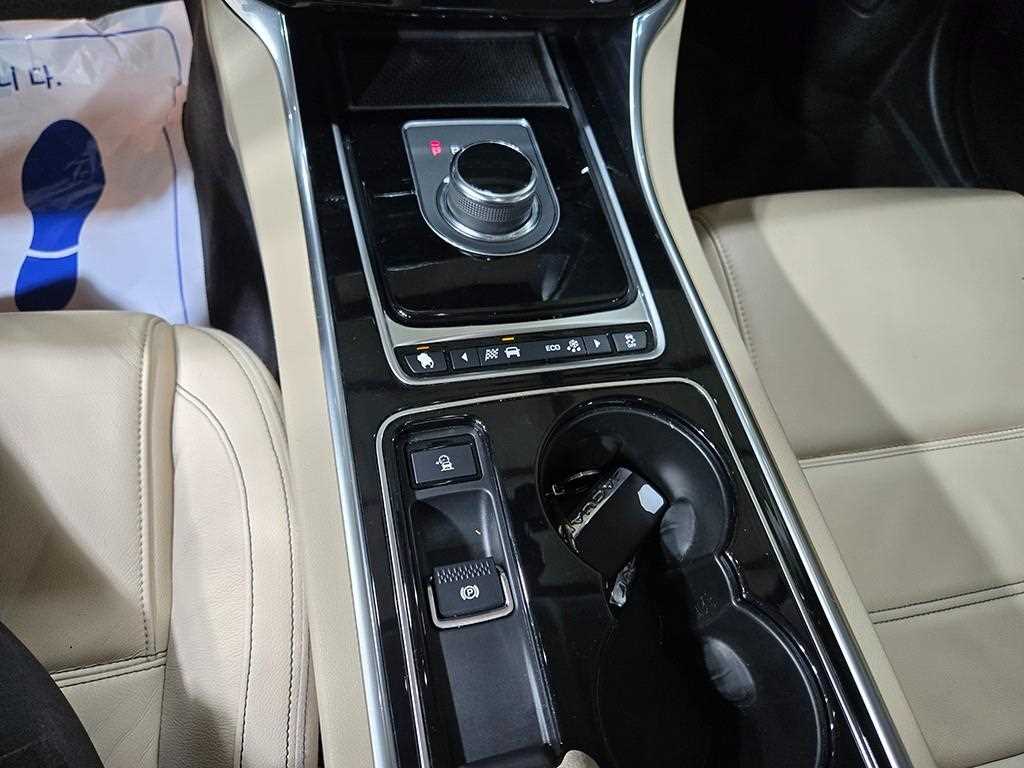 Jaguar XE — photo 11