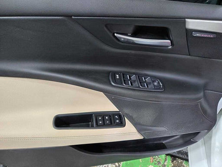 Jaguar XE — photo 12