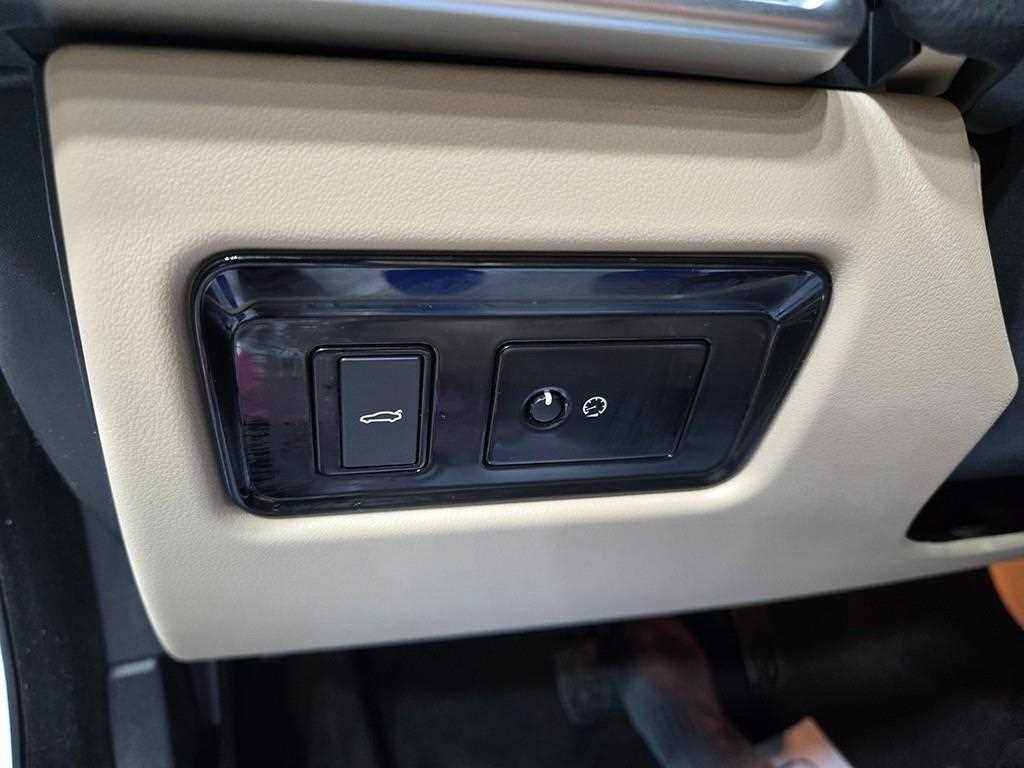 Jaguar XE — photo 13