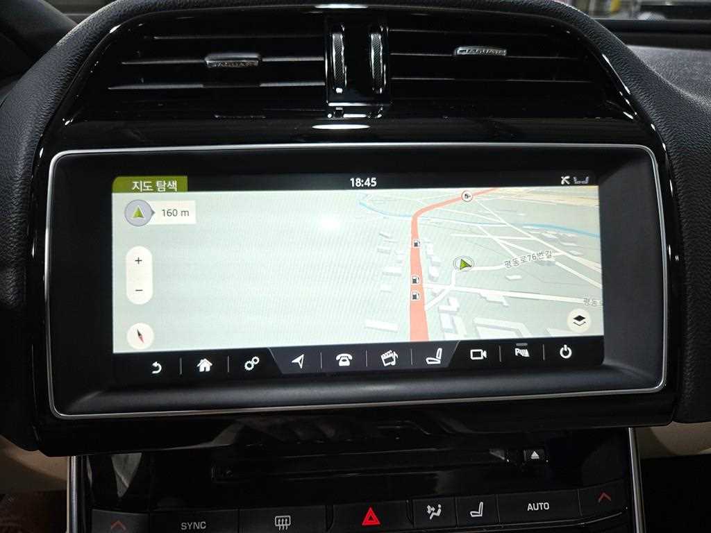 Jaguar XE — photo 16