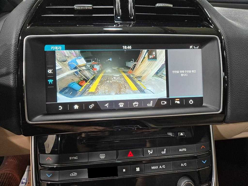Jaguar XE — photo 17