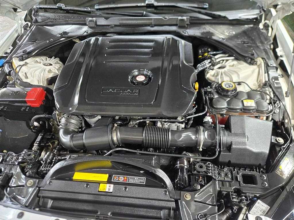Jaguar XE — photo 18