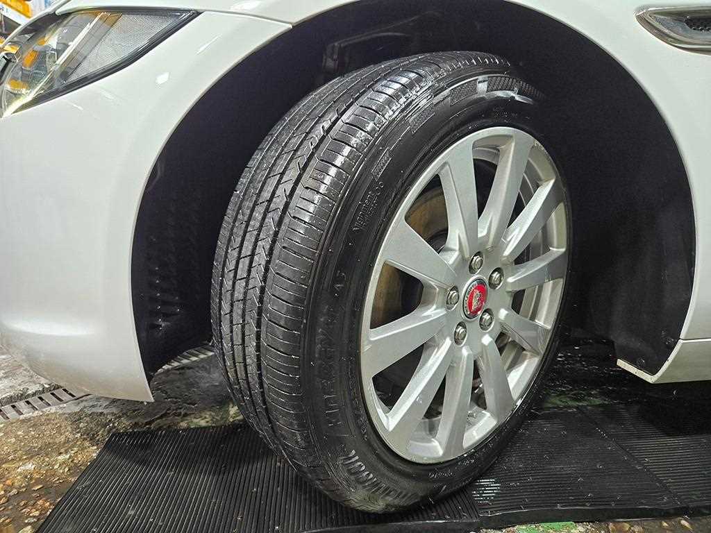 Jaguar XE — photo 19