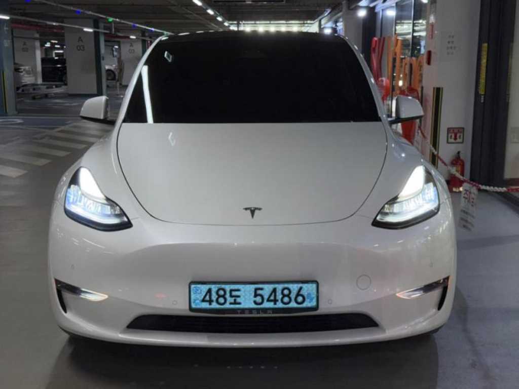 Tesla Model Y — photo 01