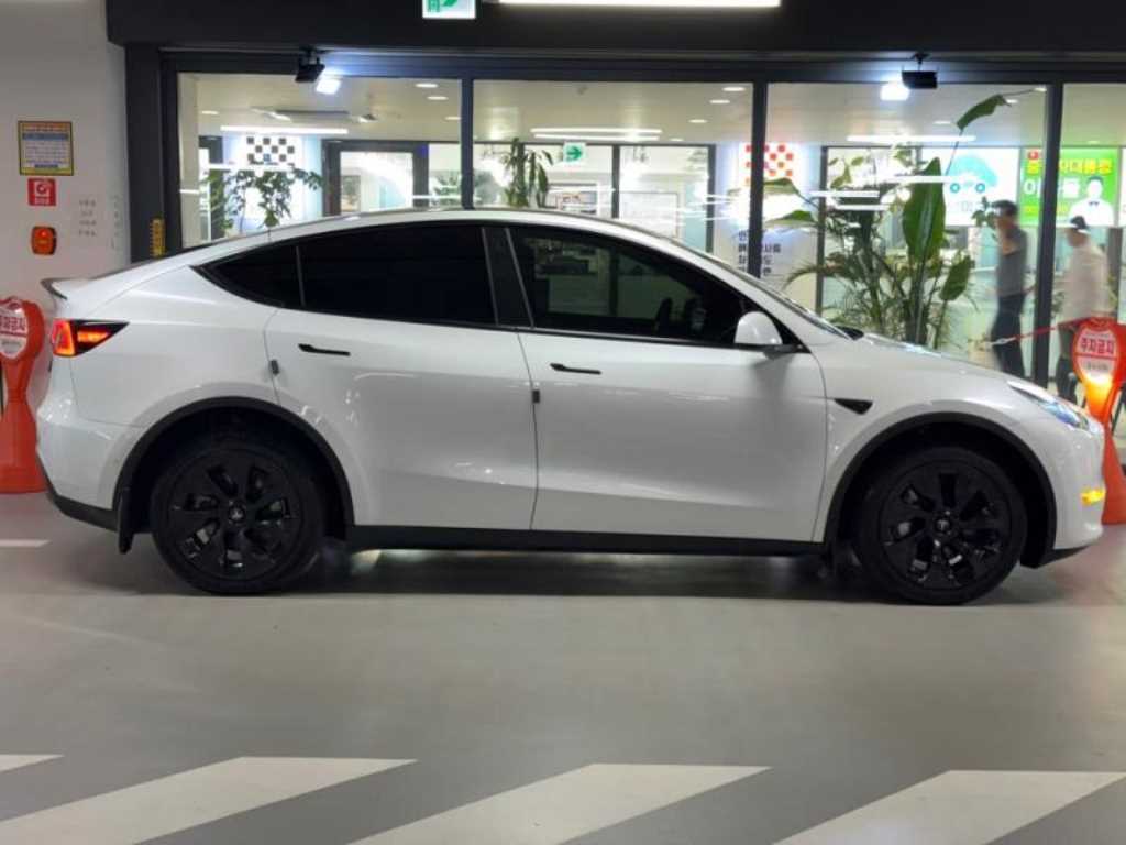 Tesla Model Y — photo 03
