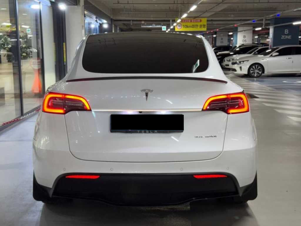 Tesla Model Y — photo 05
