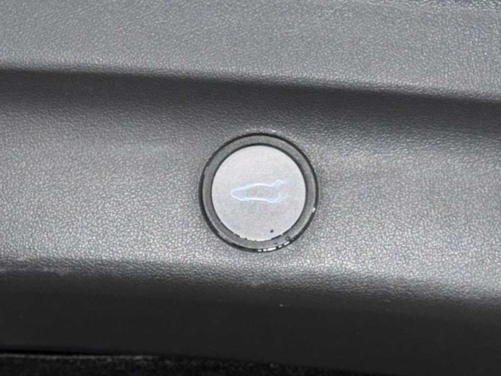 Tesla Model Y — photo 18