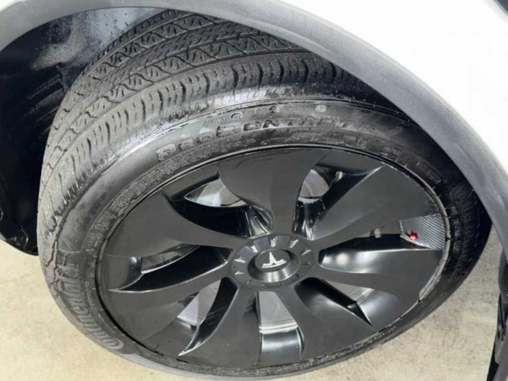 Tesla Model Y — photo 20