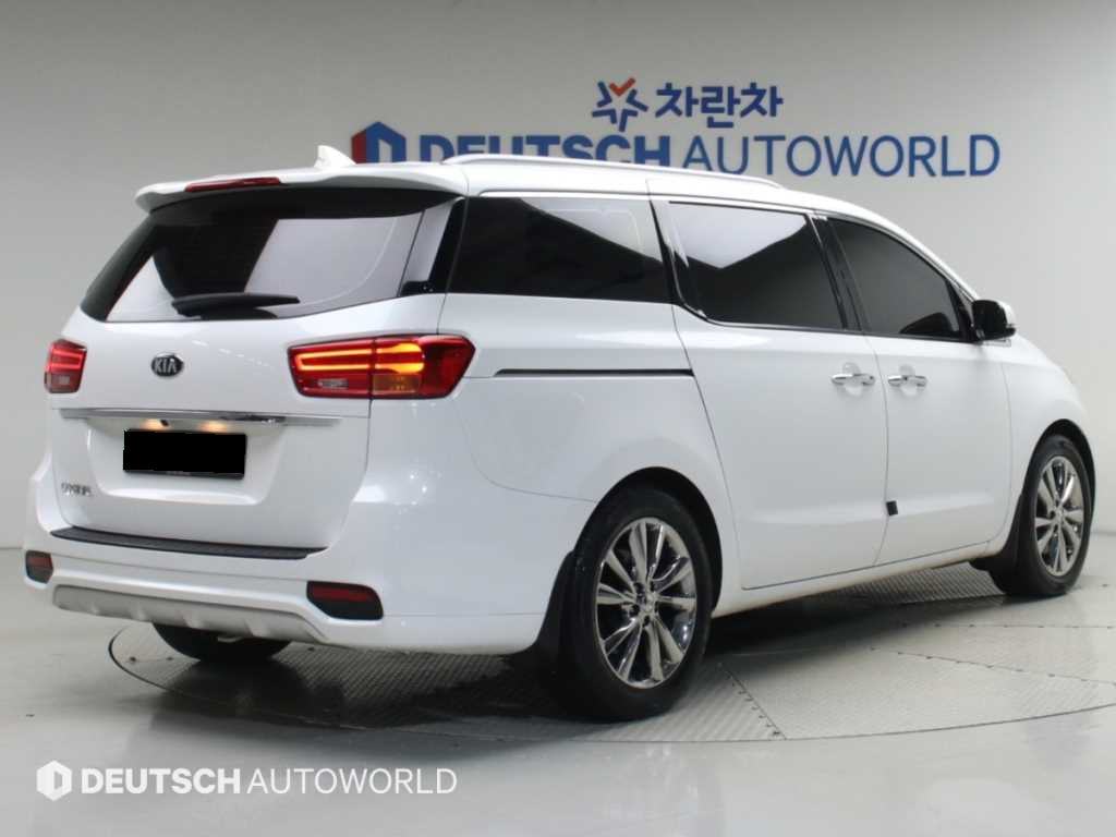 Kia Carnival — photo 02