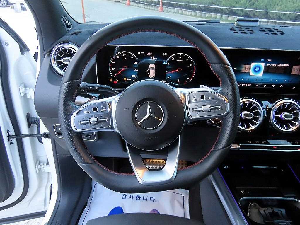 Mercedes-Benz GLA-Class — photo 08