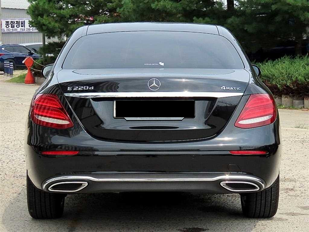 Mercedes-Benz E-Class — photo 04