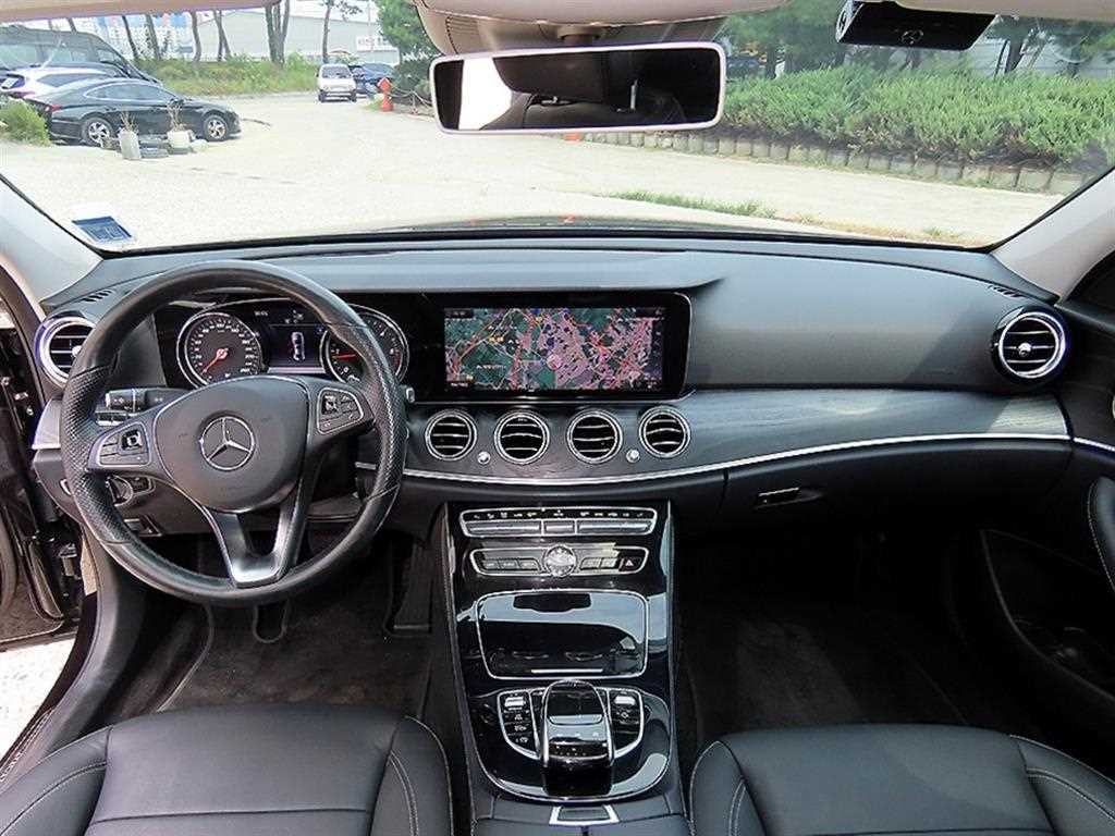 Mercedes-Benz E-Class — photo 08