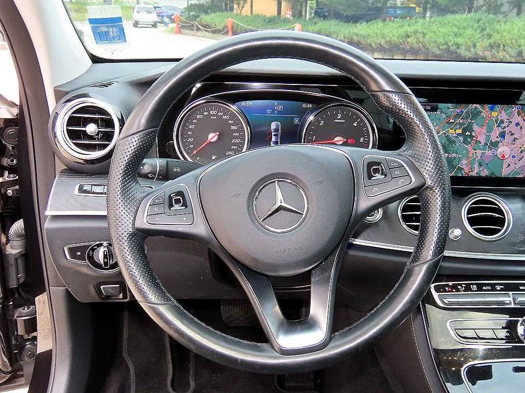 Mercedes-Benz E-Class — photo 09