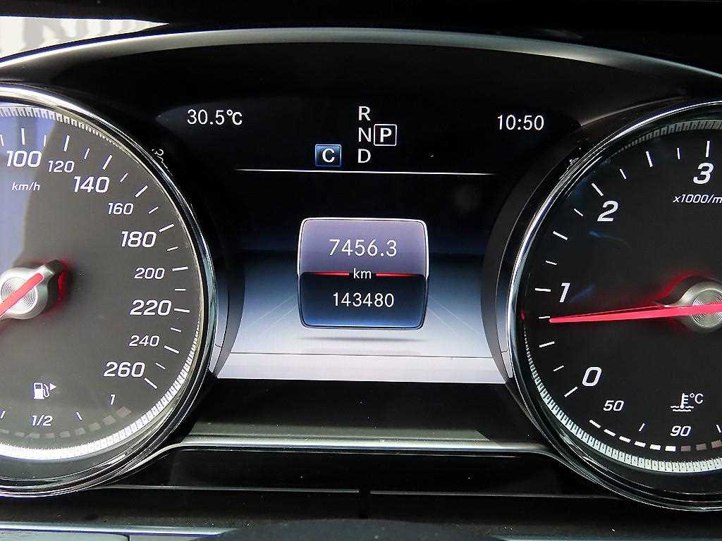 Mercedes-Benz E-Class — photo 10