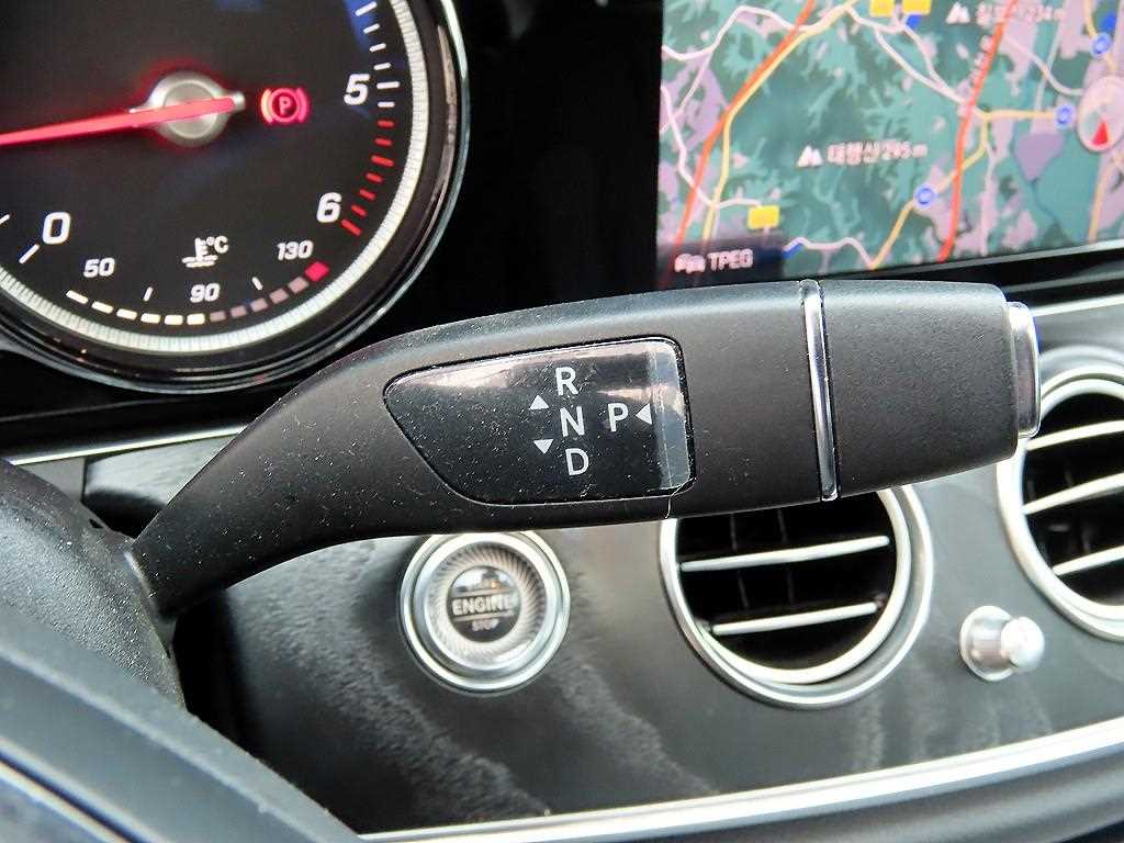 Mercedes-Benz E-Class — photo 11