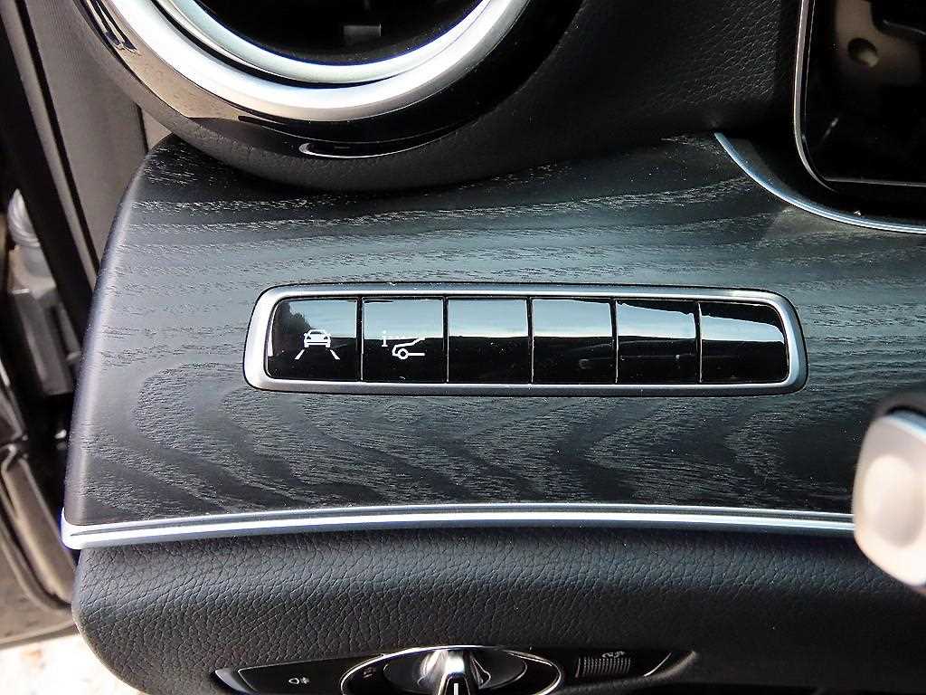 Mercedes-Benz E-Class — photo 12