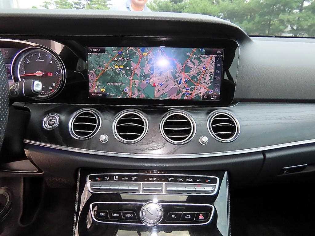 Mercedes-Benz E-Class — photo 14