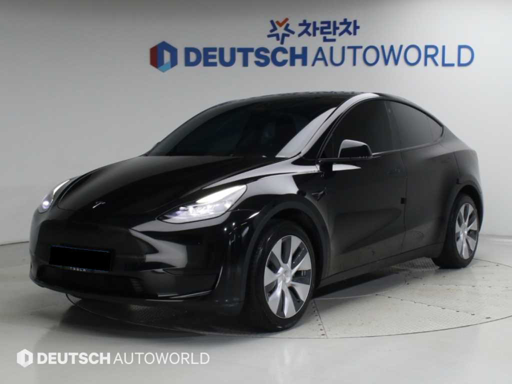 Tesla Model Y — photo 01