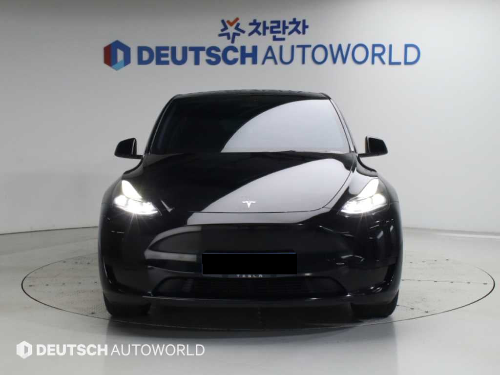 Tesla Model Y — photo 03