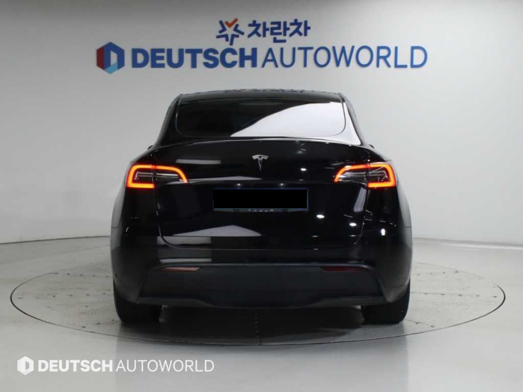 Tesla Model Y — photo 04