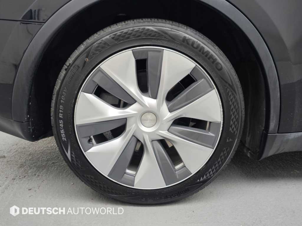 Tesla Model Y — photo 05