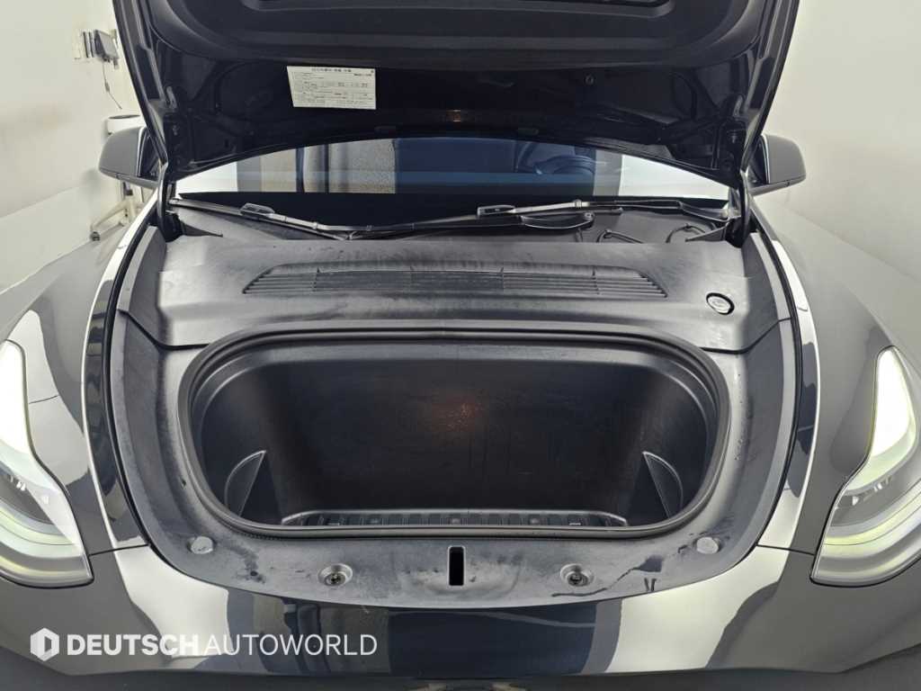 Tesla Model Y — photo 06