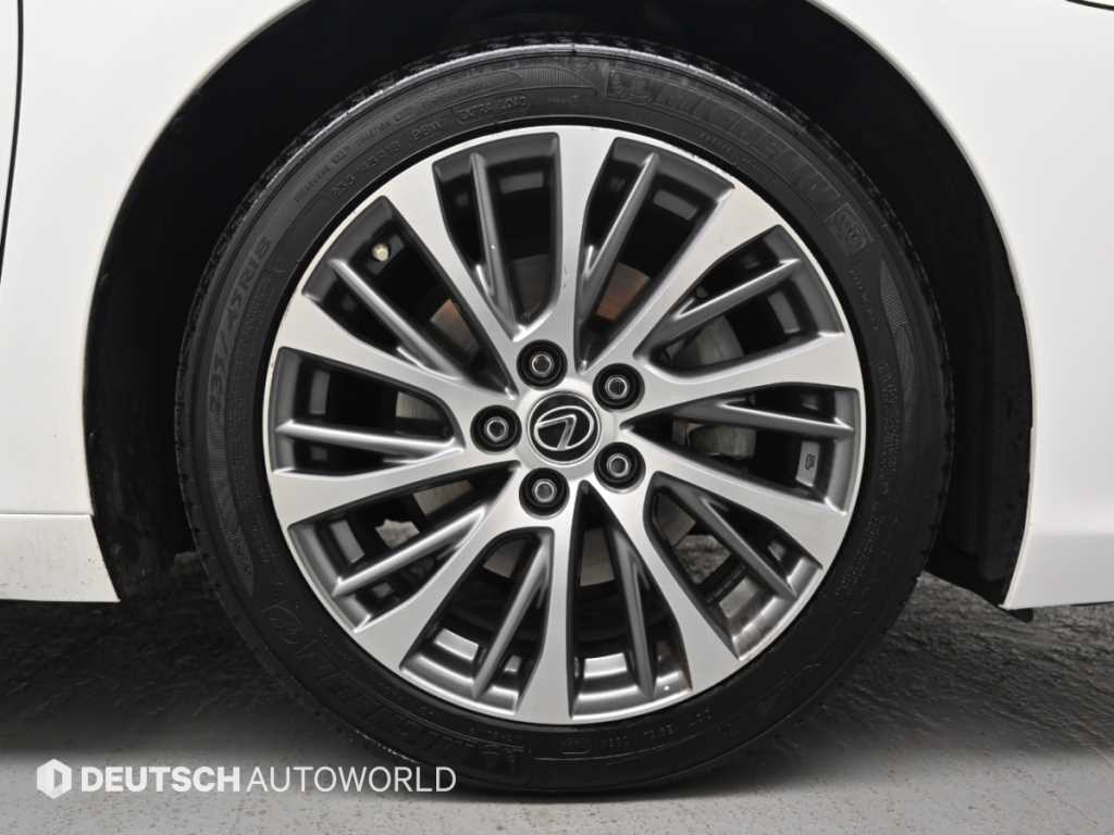 Lexus ES — photo 05
