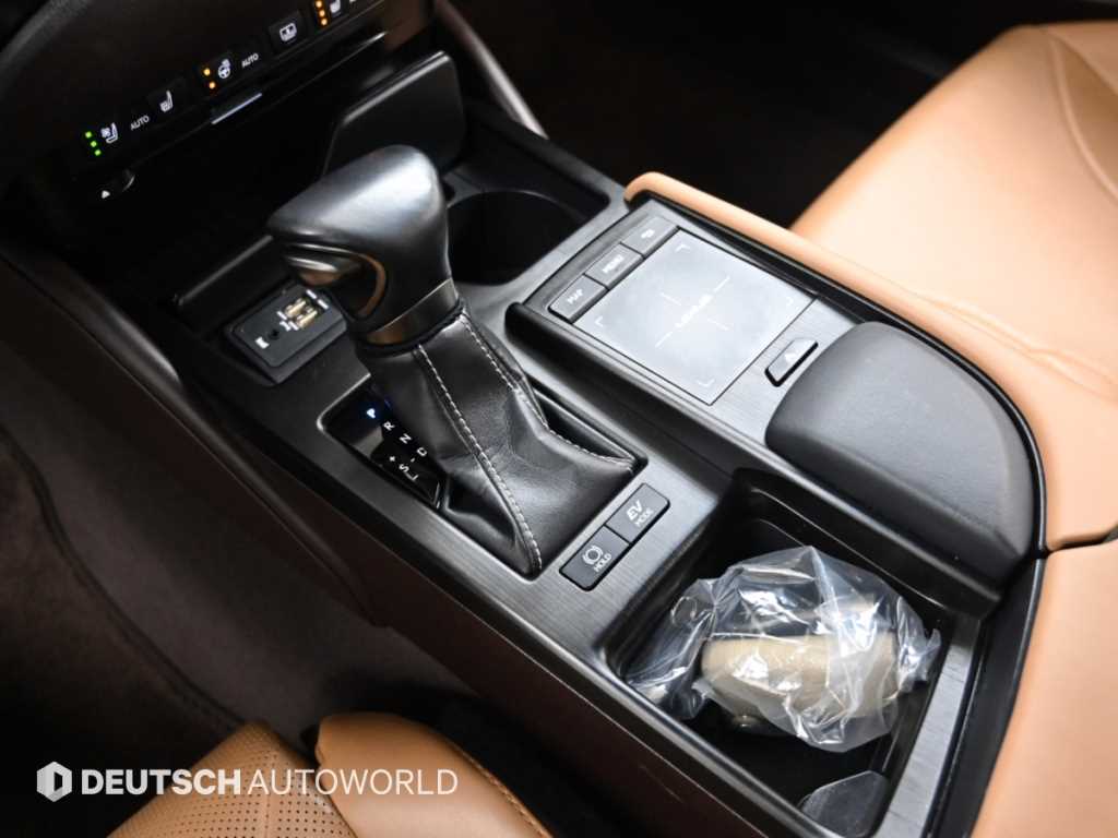 Lexus ES — photo 09