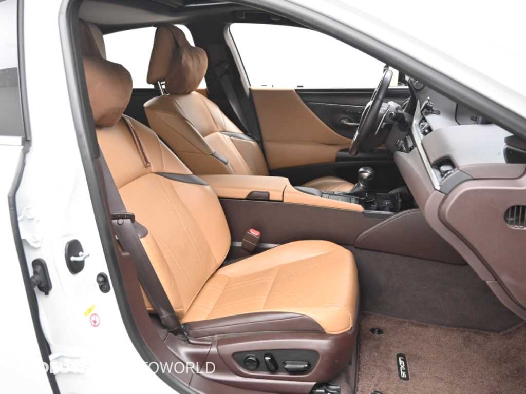 Lexus ES — photo 10