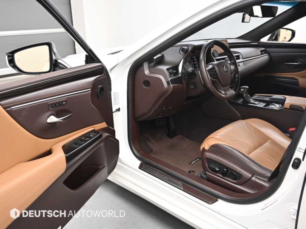 Lexus ES — photo 11