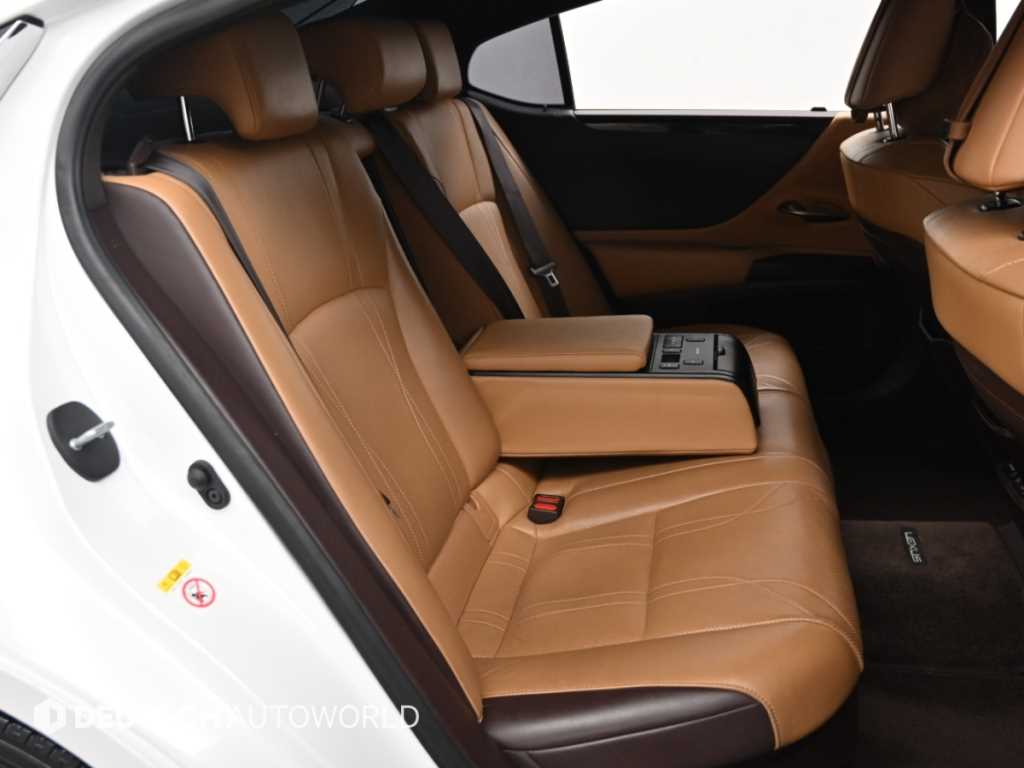 Lexus ES — photo 12