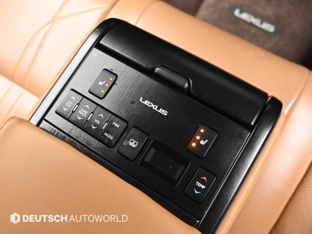 Lexus ES — photo 16