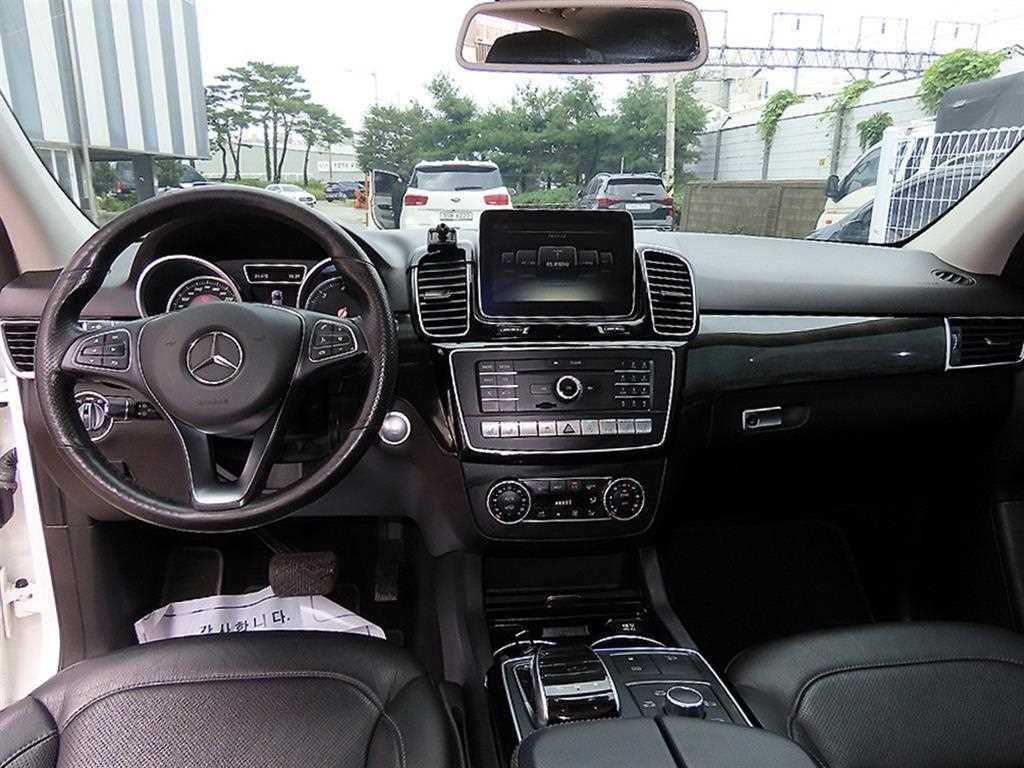 Mercedes-Benz GLE-Class — photo 07