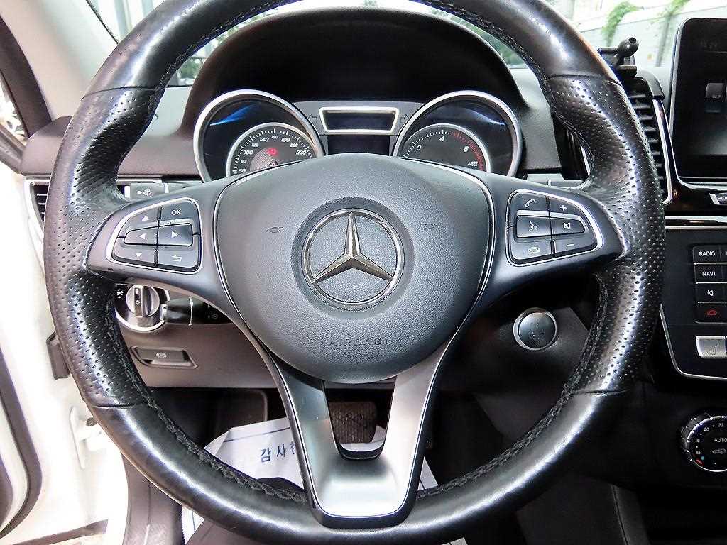 Mercedes-Benz GLE-Class — photo 08