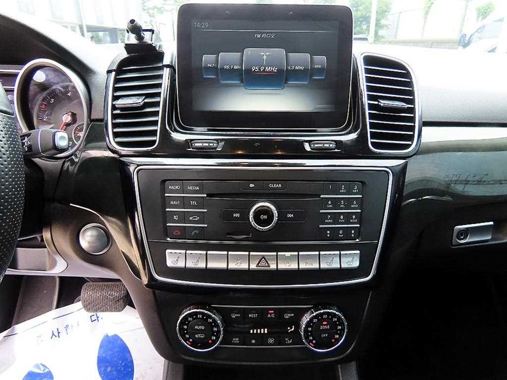 Mercedes-Benz GLE-Class — photo 12