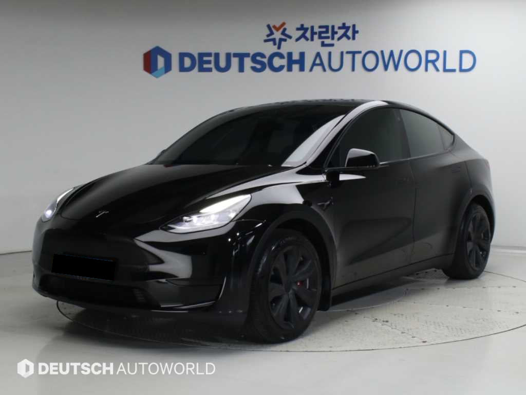 Tesla Model Y — photo 01