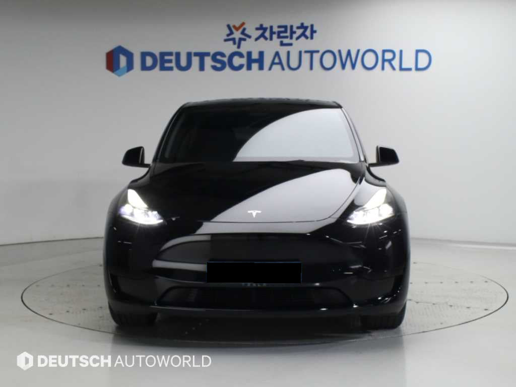 Tesla Model Y — photo 03