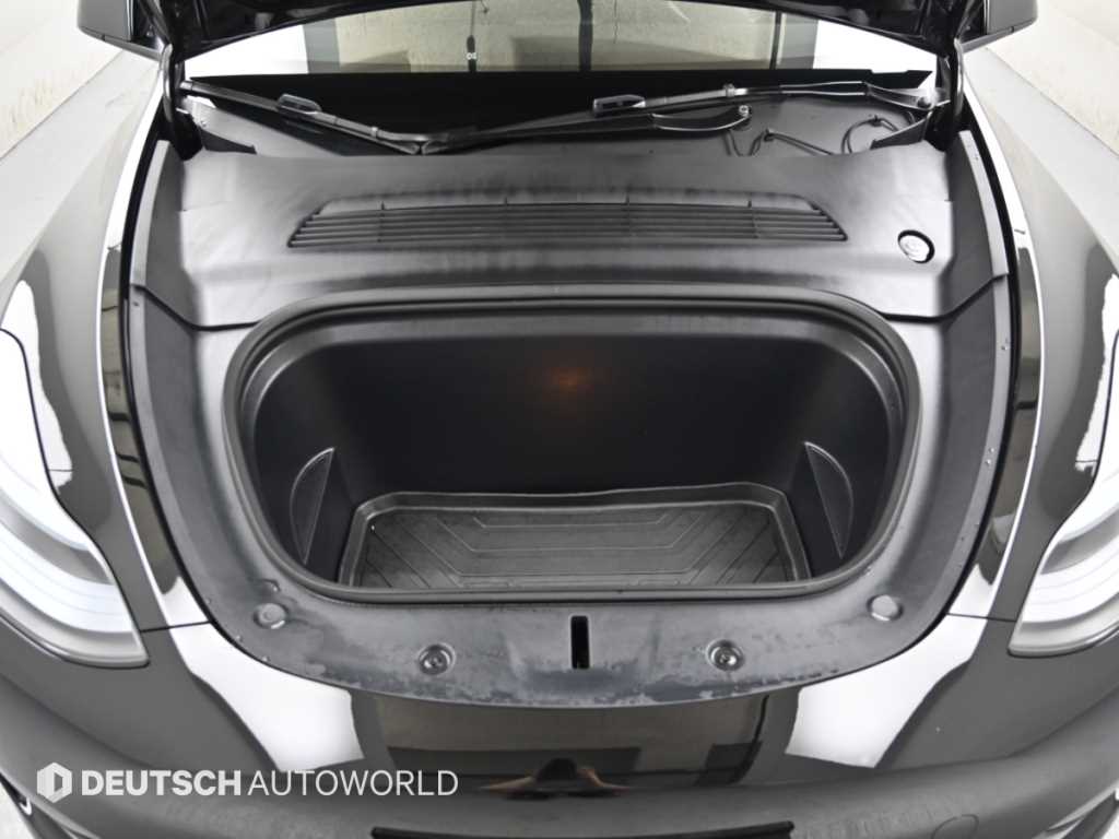 Tesla Model Y — photo 06