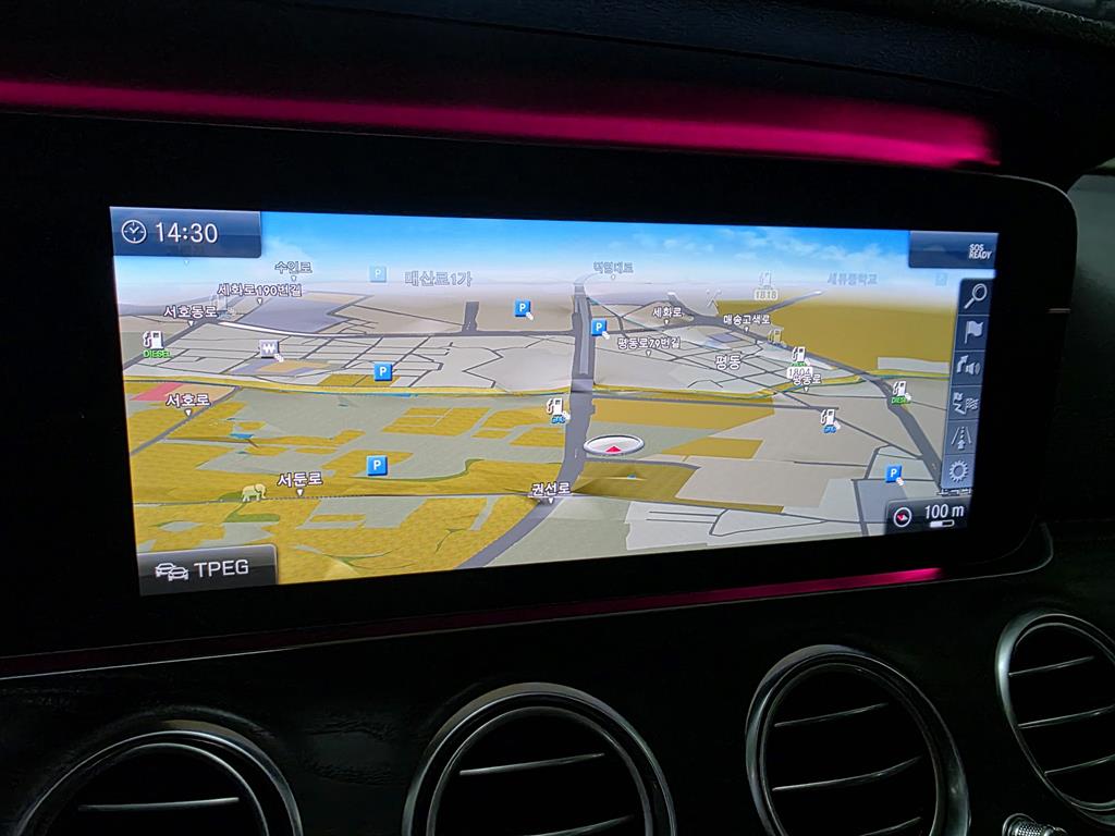 Mercedes-Benz E-Class — photo 11