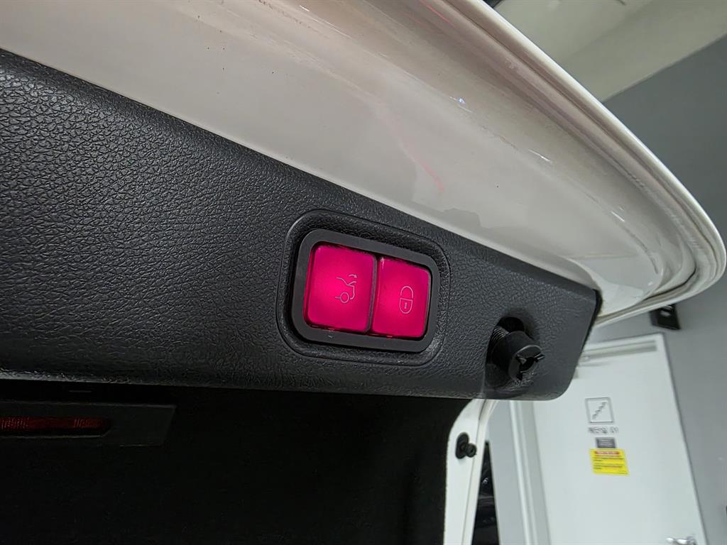 Mercedes-Benz E-Class — photo 16