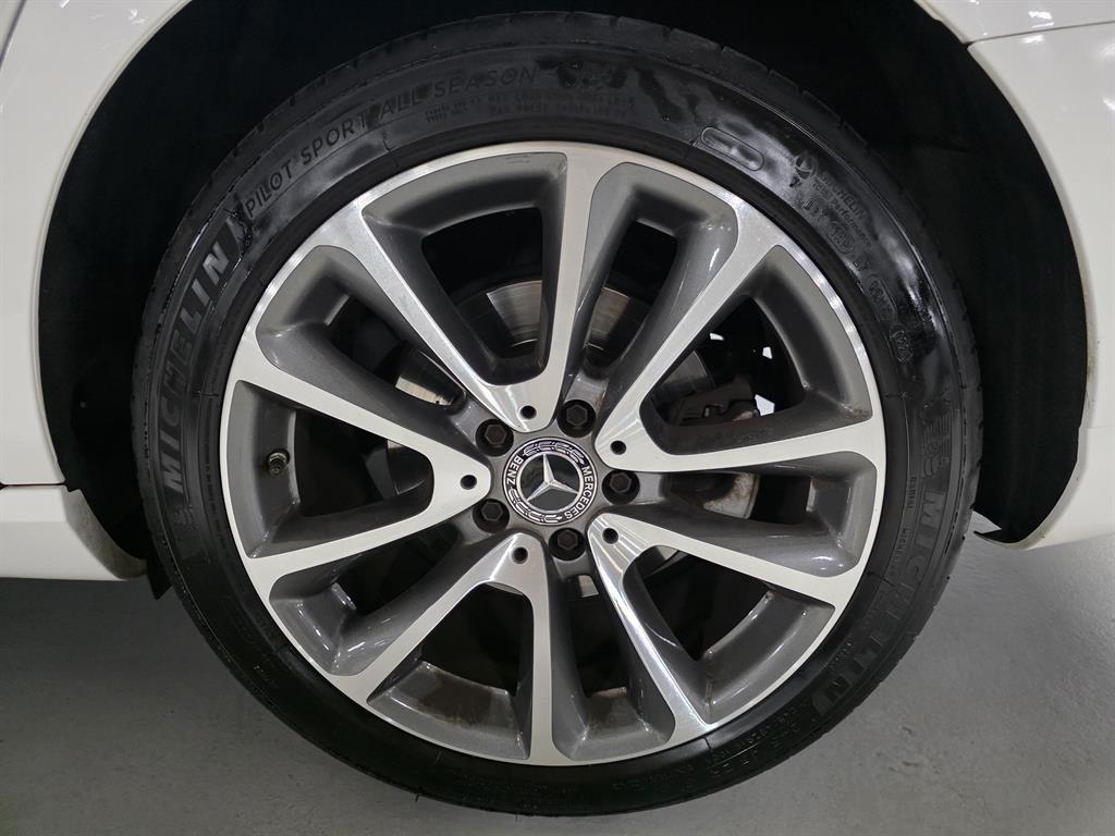 Mercedes-Benz E-Class — photo 19