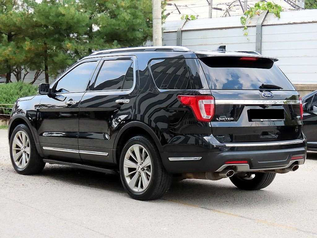 Ford Explorer — photo 03