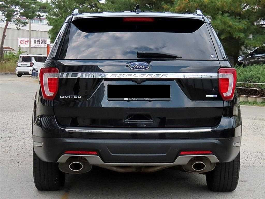 Ford Explorer — photo 04