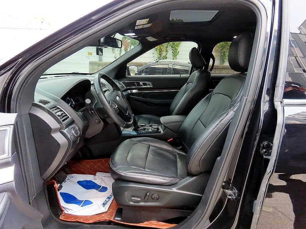 Ford Explorer — photo 05