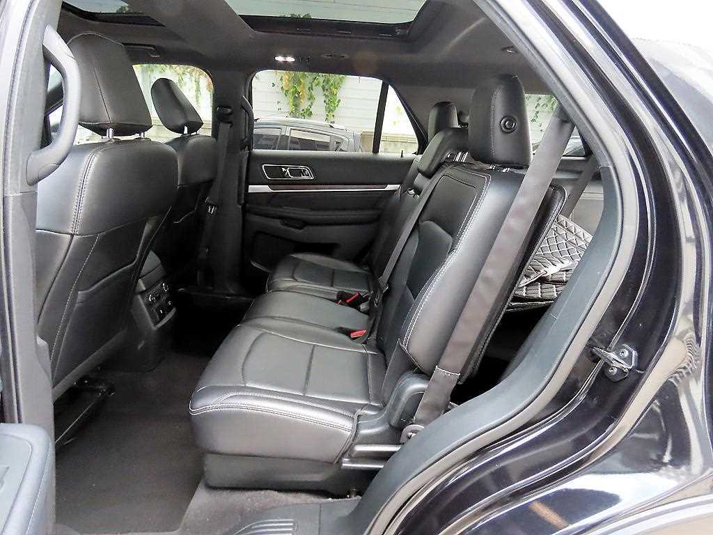 Ford Explorer — photo 06