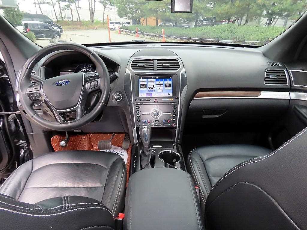 Ford Explorer — photo 07